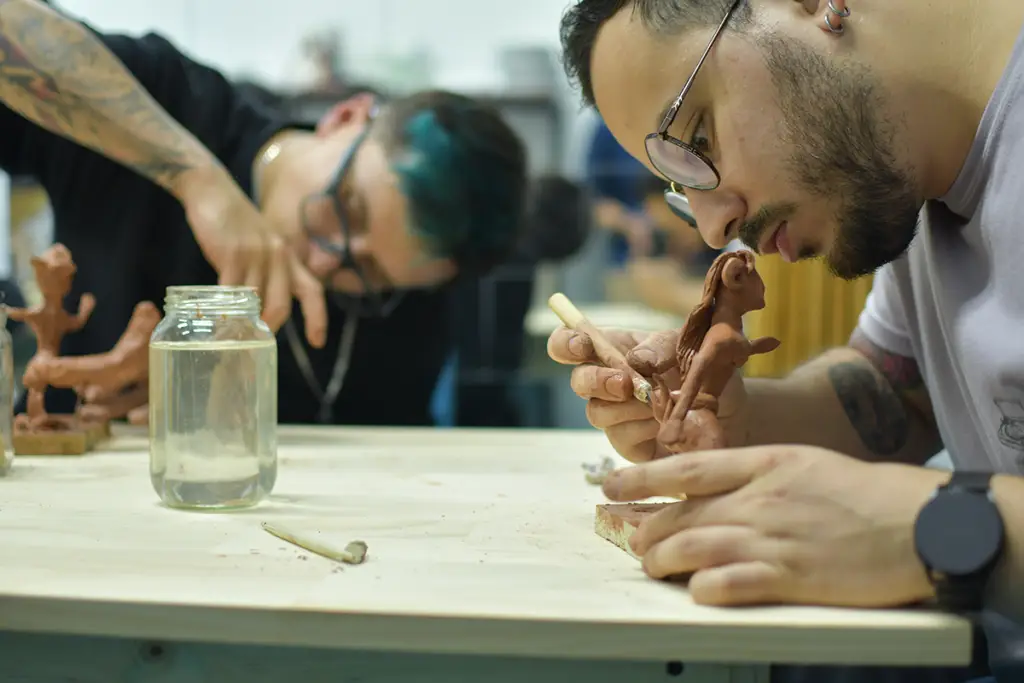 Sesión de construcción de personajes en el taller de Diseño de Personajes de Momo